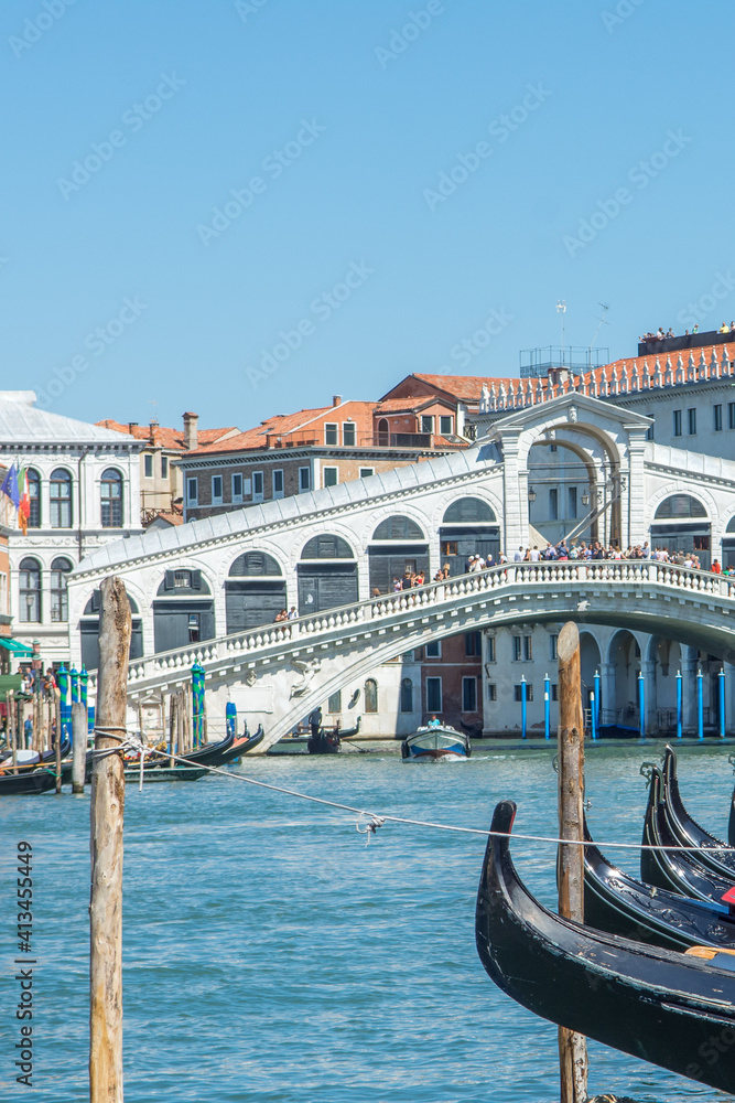 Fototapeta premium discovery of the city of Venice and its small canals and romantic alleys