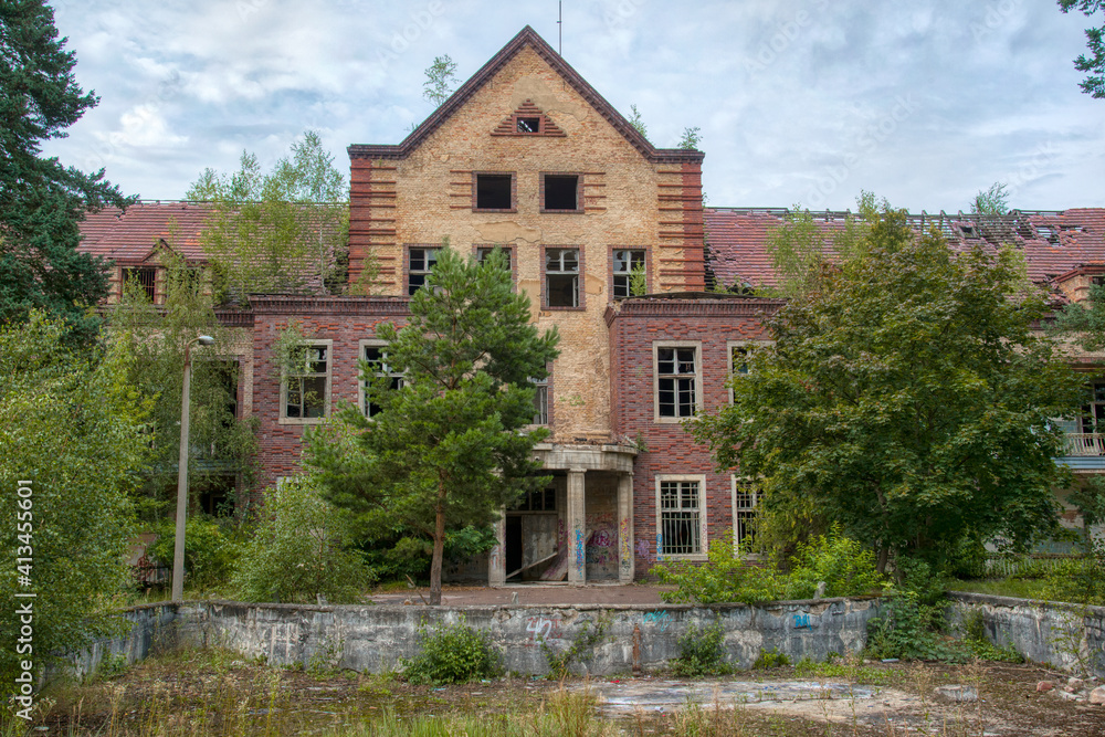 Ein verlassenes Geisterhaus steht zum Verkauf und fasziniert in dieser Zeit die Abenteuertouristen