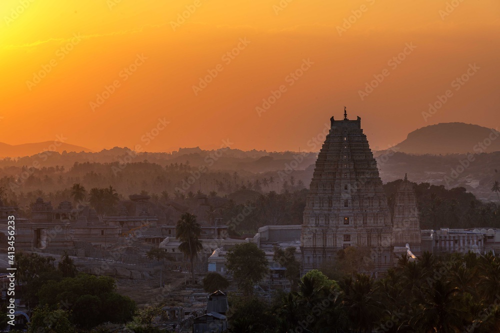 Obraz premium Stunning view at Sree Virupaksha Temple in Hampi on the banks of Tungabhadra River, UNESCO World Heritage Site, Karnataka, India. Indian tourism