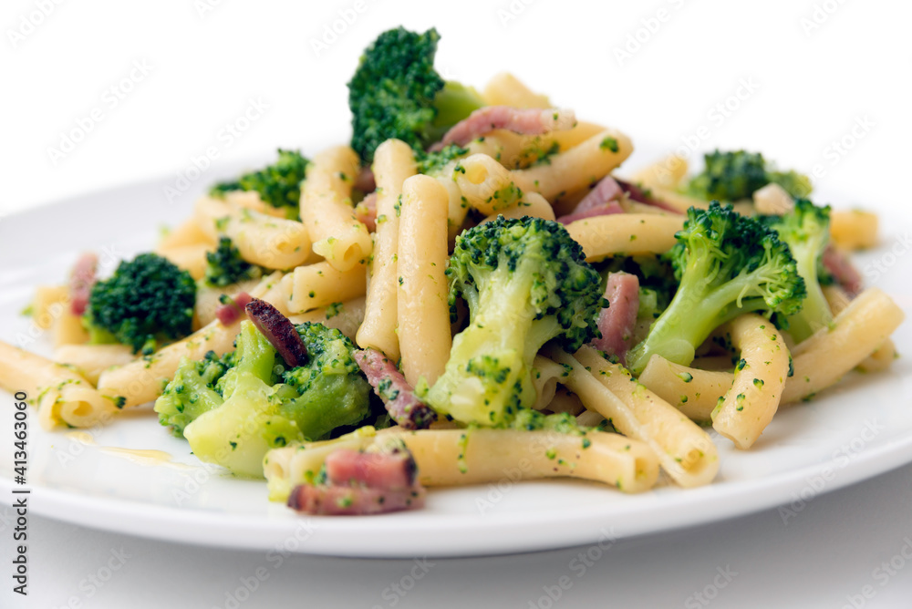 Piatto di pasta con broccoli e pancetta, Cucina Italiana Piatto di pasta con broccoli e pancetta, Cucina Italiana