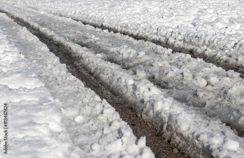 Rodadas de vehículos en carretera nevada. photo