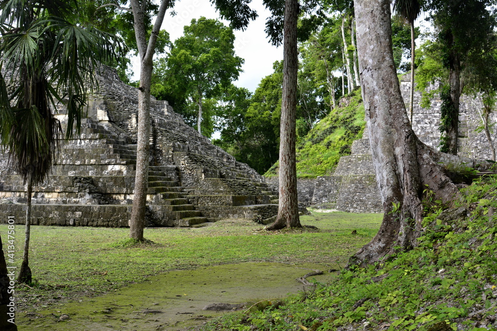 Paisajes y rincones de las ruinas arqueológicas mayas de la ciudad de Yaxhá, en la región del Petén, en el noreste de Guatemala