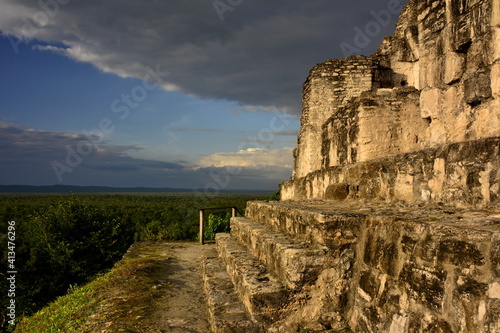 Paisajes y rincones de las ruinas arqueológicas mayas de la ciudad de Yaxhá, en la región del Petén, en el noreste de Guatemala photo