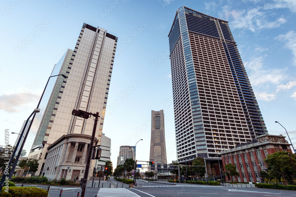 Naklejka premium 【神奈川県横浜市】早朝、ビルの谷間から眺める青空