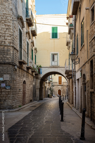 Molfetta - un vicolo nel centro storico © Biagio