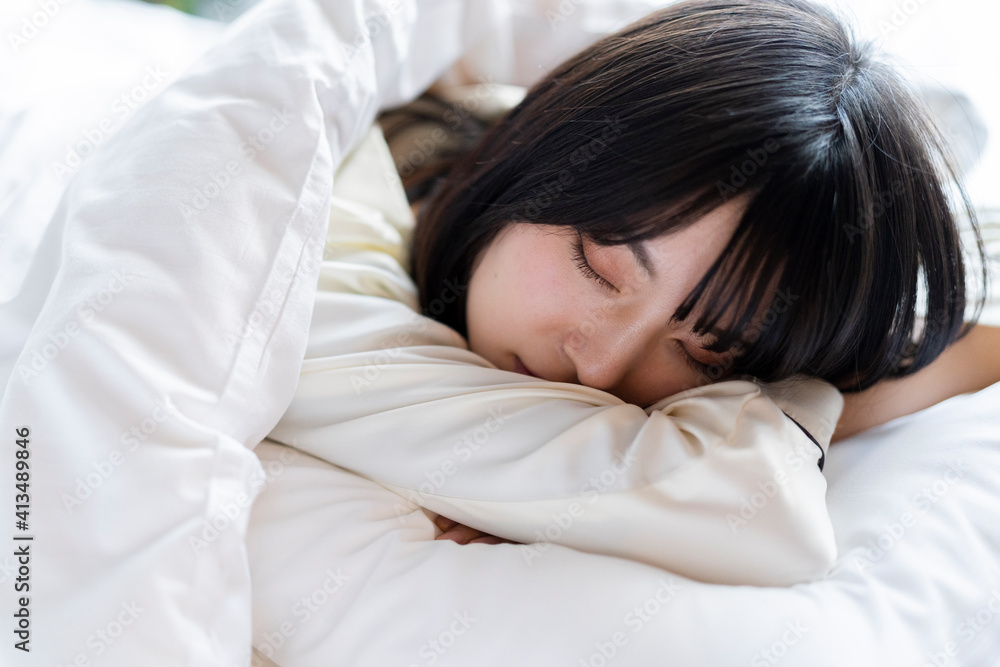 ベッドで眠る女性 ベッドで眠る女性