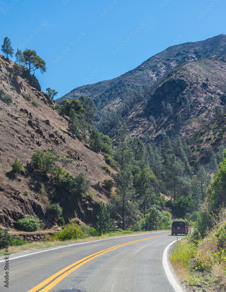 Fototapeta premium road to yosemite national park