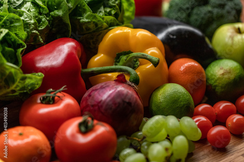Buntes gesundes Obst und Gemüse in Küche © Philipp