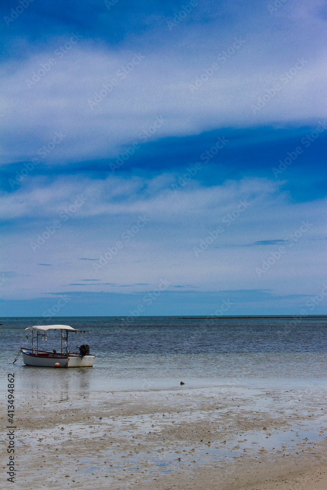 Obraz premium boat on water thailand travel landscape background blue sky
