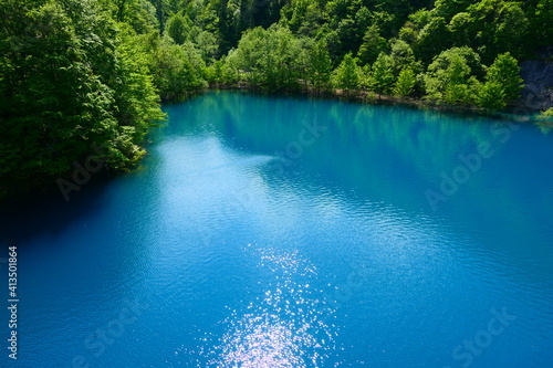 コバルトブルーの湖水、初夏の玉川ダム。仙北、秋田、日本。５月下旬。