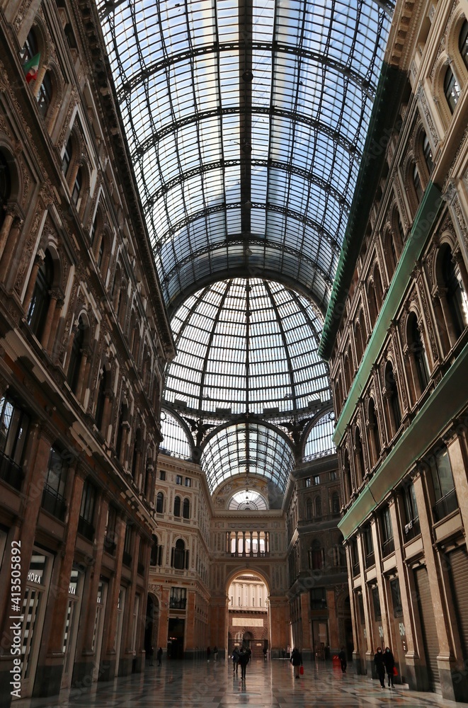 Napoli - Asse nord-sud della Galleria Umberto I