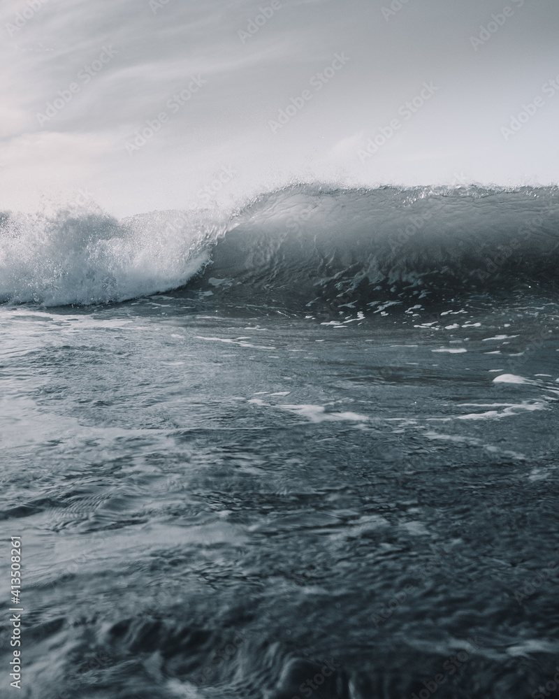 Naklejka premium Icy wave breaks