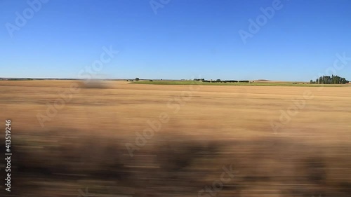 Paisaje de campos en verano.  Traveling lateral desde coche

