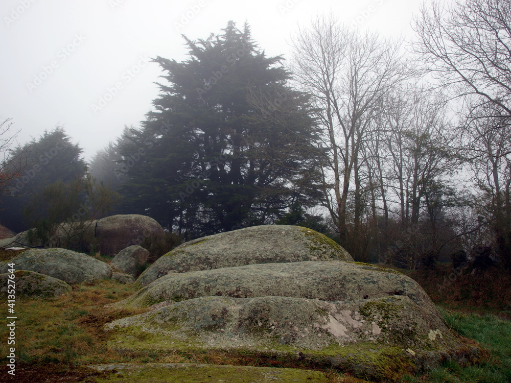 Village des Monts d'Arrée dans la brume en Bretagne Village des Monts d'Arrée dans la brume en Bretagne