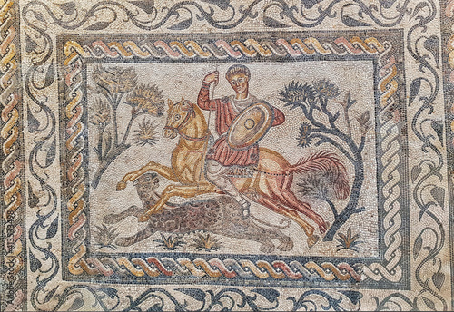 Mosaico romano realizado con teselas de jinete sobre caballo cazando un leopardo en el museo de Mérida