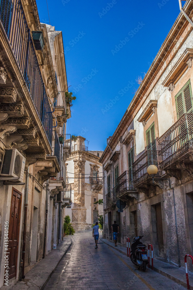 Scicli (Scìchili in siciliano) è un comune italiano di 26 960 abitanti[1] del libero consorzio comunale di Ragusa in Sicilia. Viene usata come location per Il commissario Montalbano