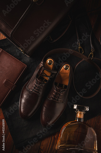 Fashionable men's classic brown shoes