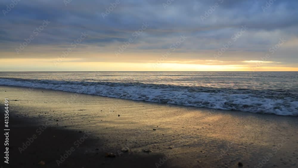 海の波 夕焼け 砂浜 日本海に沈む夕日 海の波 夕焼け 砂浜 日本海に沈む夕日