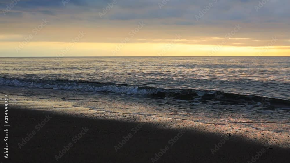 海の波 夕焼け 砂浜 日本海に沈む夕日 海の波 夕焼け 砂浜 日本海に沈む夕日