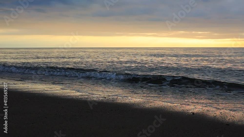 Wallpaper Mural 海の波　夕焼け　砂浜　日本海に沈む夕日 Torontodigital.ca