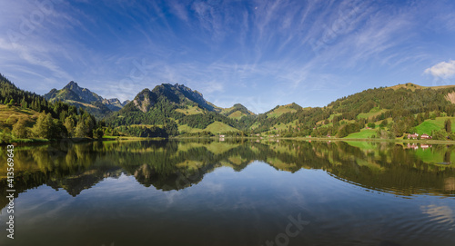 Schwarzsee, Lac noir, canton de Fribourg, Suisse  © Rawsavoyard