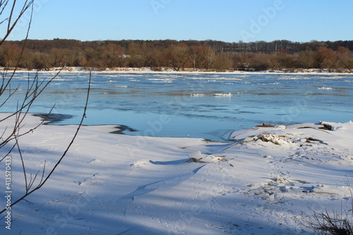 Zimowy krajobraz nad rzeką