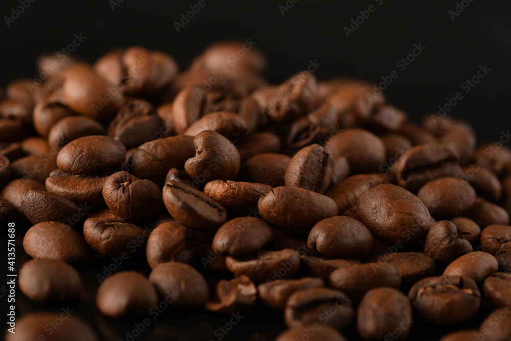 Naklejka premium Coffee beans. Isolated on a black background.
