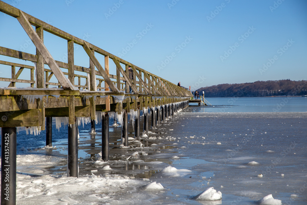 Obraz premium Eiszapfen an der Ostseebadbrücke am Ostseebad in Flensburg.