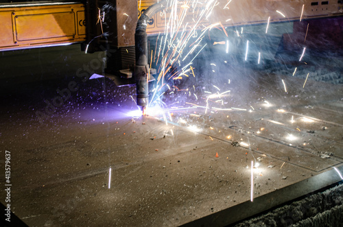 CNC cutting nozzle with oxygen cutting on aluminium plate