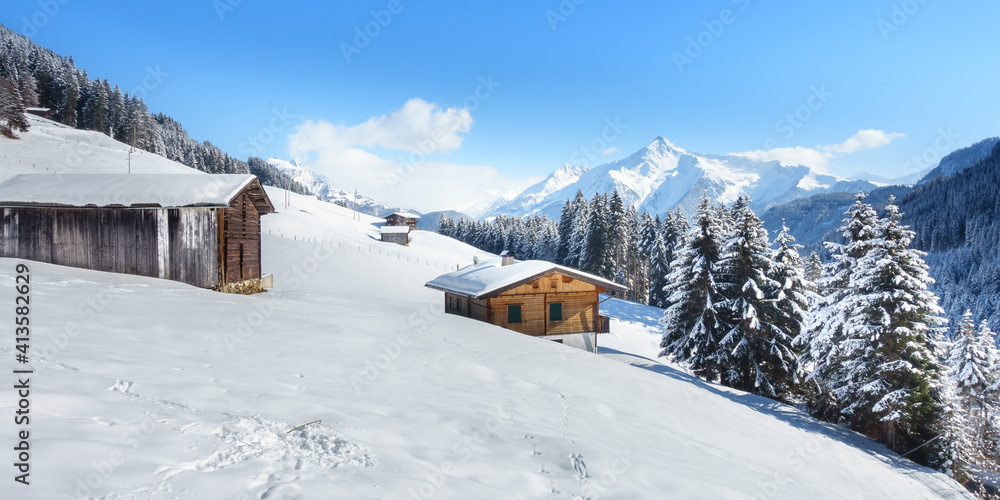 Panorama einer Winterlandschaft mit Berghütte in den Alpen
