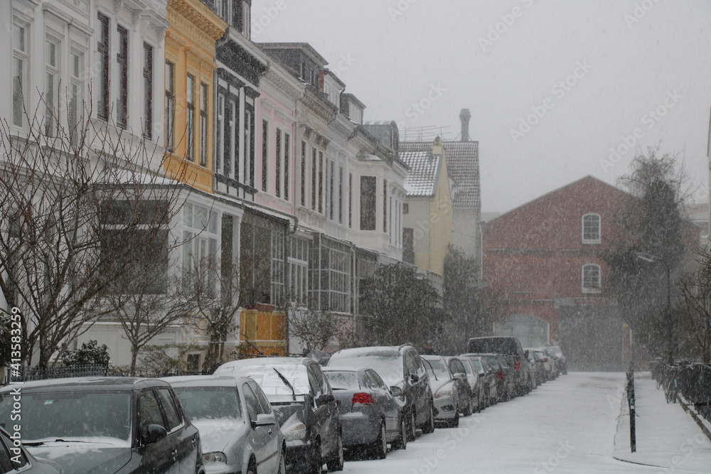 Bremen townhouses in Germany, snowfall / Altbremerhäuser im Winter