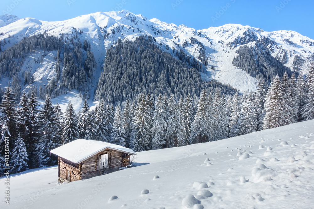 Winterlandschaft in den Bergen mit Skihütte und Almhütte