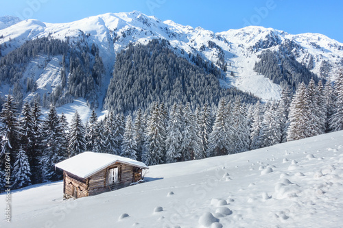 Winterlandschaft in den Bergen mit Skihütte und Almhütte © by paul