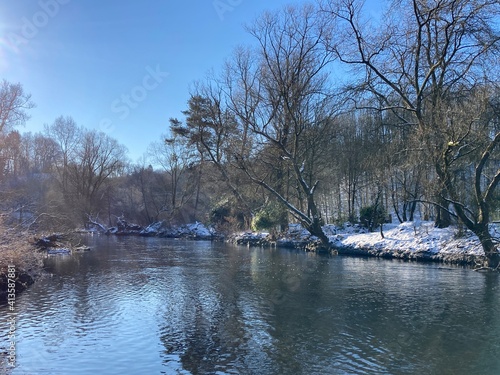 Winter am Fluss mit Schnee