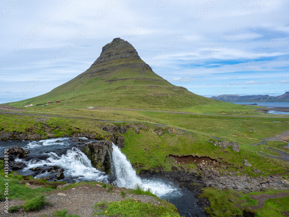 le mont et la cascade Kirkjufell Islande