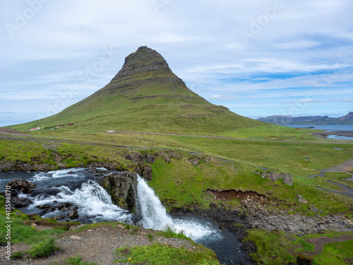 le mont et la cascade Kirkjufell Islande