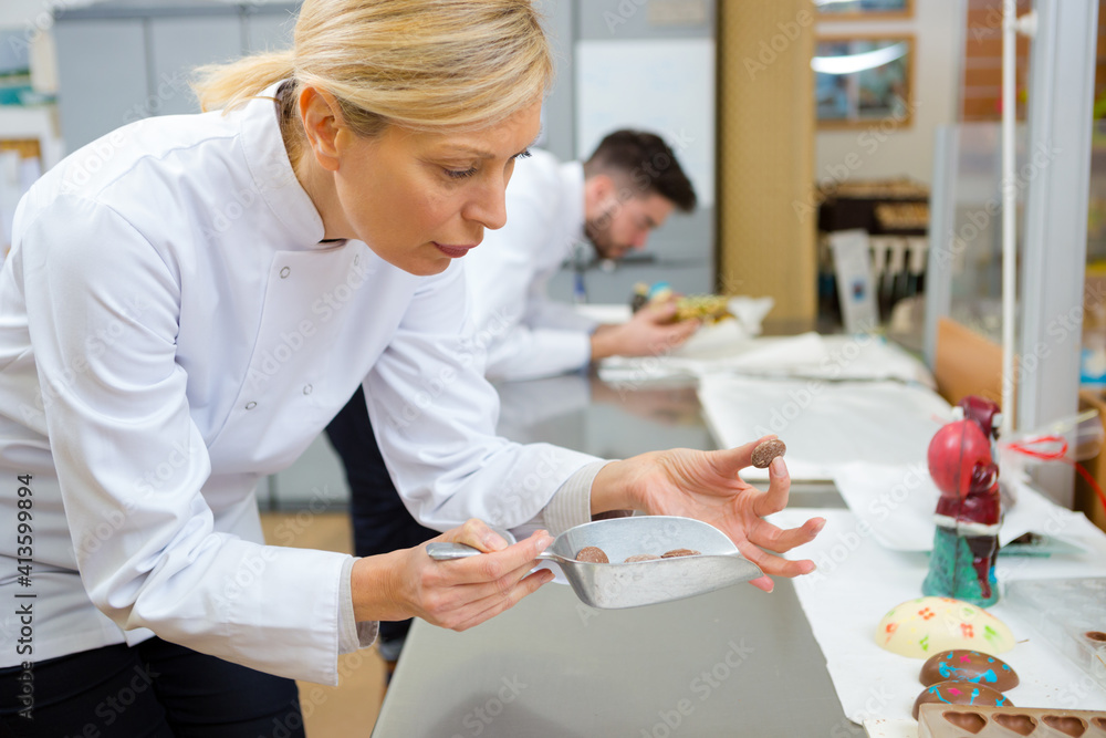 Obraz premium blonde female worker in chocolate in store