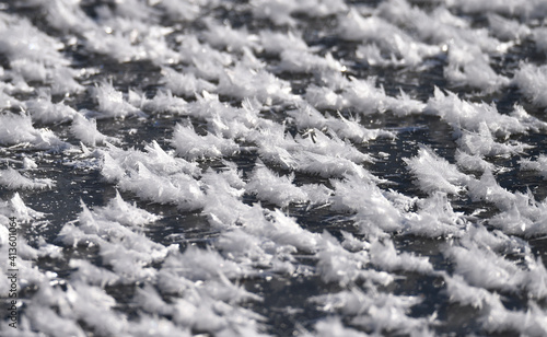 Eiskristalle auf gefrorenem See © dieter76