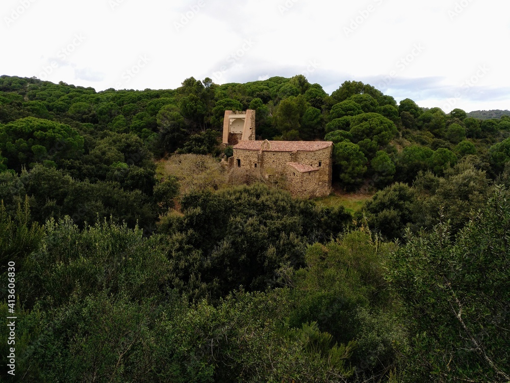 Monasterio de Sant Baldiri de Tavellera (s. XVI), en Port de la Selva, un núcleo monacal en estado ruinoso y abandonado, en un lugar aislado y rodeado de naturaleza Monasterio de Sant Baldiri de Tavellera (s. XVI), en Port de la Selva, un núcleo monacal en estado ruinoso y abandonado, en un lugar aislado y rodeado de naturaleza