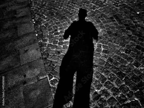 Imagen en blanco y negro con la sombra del fotógrafo sobre los adoquines de una calle de Rennes (Francia)