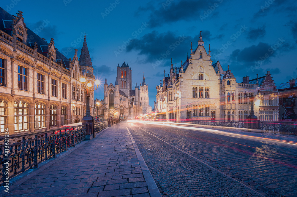 La belle ville de Gand à l'heure bleue
