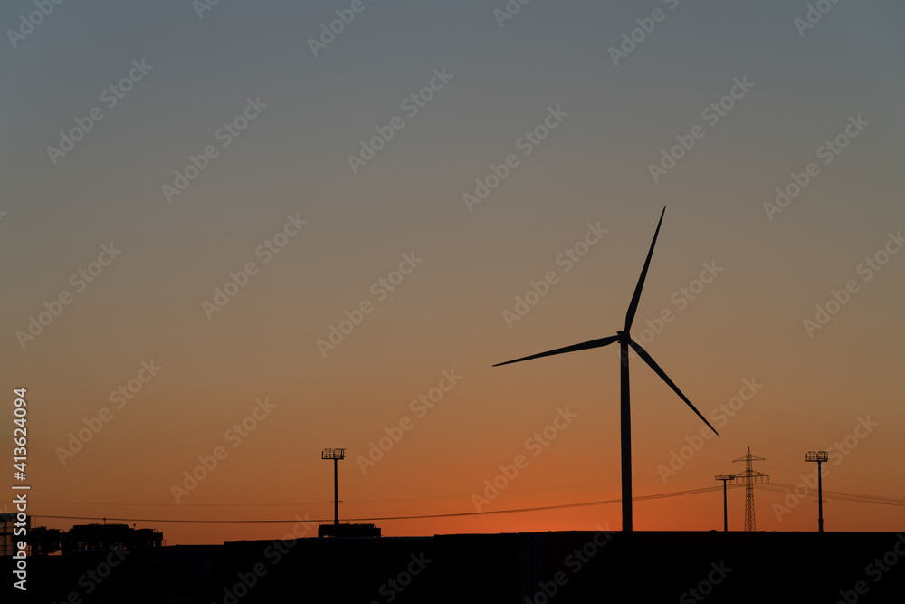 Windturbinen im Hamburger Hafen im Sonnenuntergang Windturbinen im Hamburger Hafen im Sonnenuntergang