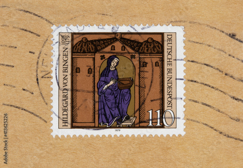 Briefmarke stamp gestempelt used frankiert cancel post letter mail brief vintage retro hildegard von bingen heilung healing health 110 kräuter herbs braun welle frau woman healer photo