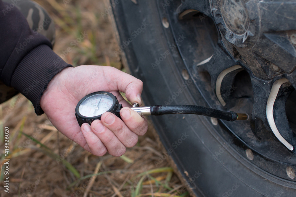 Tire pressure measurement with a deflator. Pitting the wheels Stock