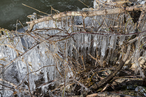 wundervolle winterliche Eisfiguren am Ahrufer