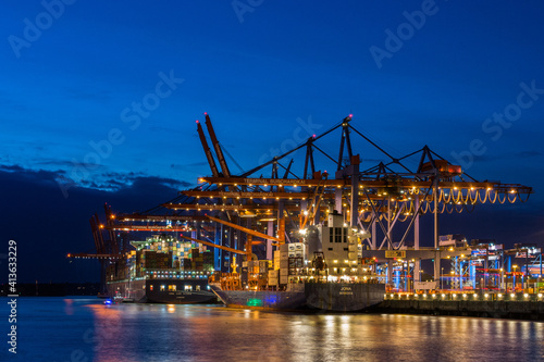 Containerterminal Burchardkai zur Blauen Stunde - Pulsschlag des Hafens