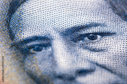 Acercamiento a billete mexicano de 500 pesos. Los ojos de Benito Juarez. Close-up of a 500 peso Mexican bill.