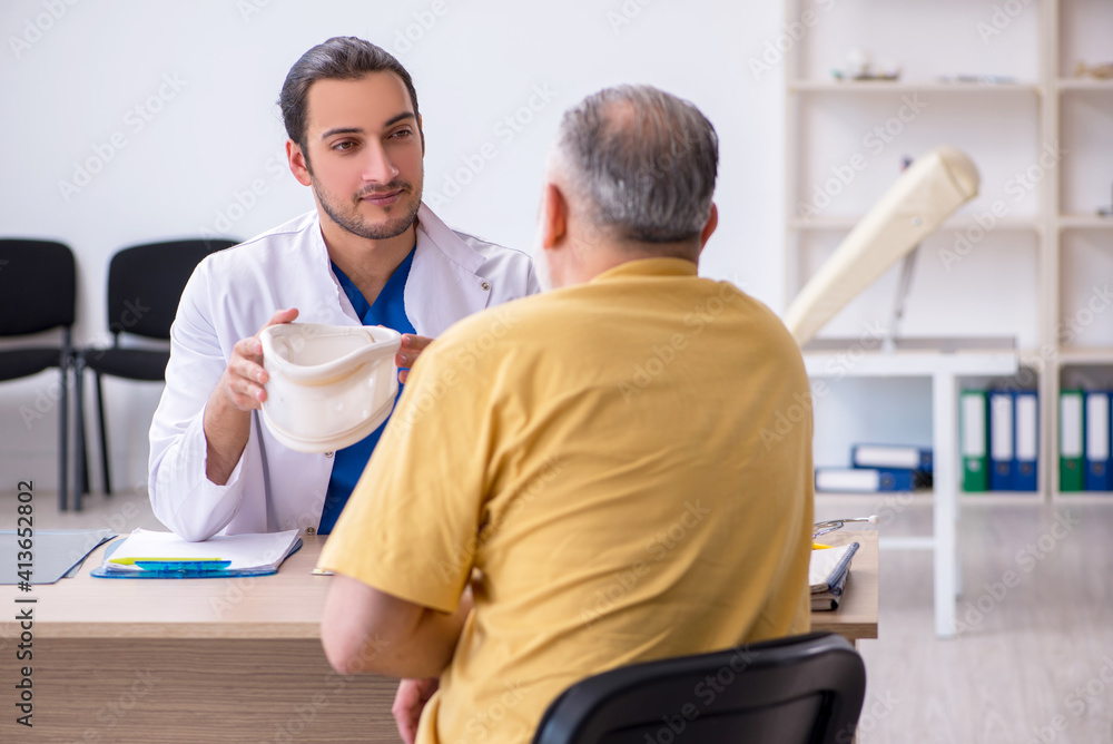 Obraz premium Old neck injured man visiting young male doctor