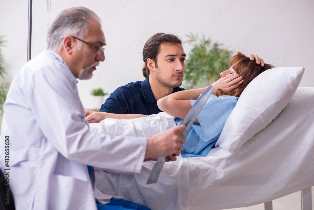 Obraz premium Young husband visiting sick wife in the clinic