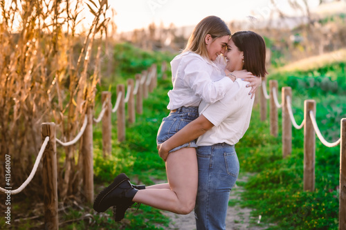 pareja de chicas abrazadas en un camino en el campo en actitud romántica 